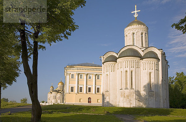 Demetrius Kathedrale dahinter Gebäude der ehemaligen Adelsversammlung  Vladimir  Russland