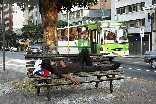 Obdachloser Mann schläft auf einer Bank im Zentrum von Sao Paulo  Brasilien