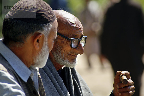 Alte Männer unterhalten sich während einer Hilfsgueterverteilung für Erdbebenopfer in Kaful Ghar bei Bagh  Kaschmir  Pakistan