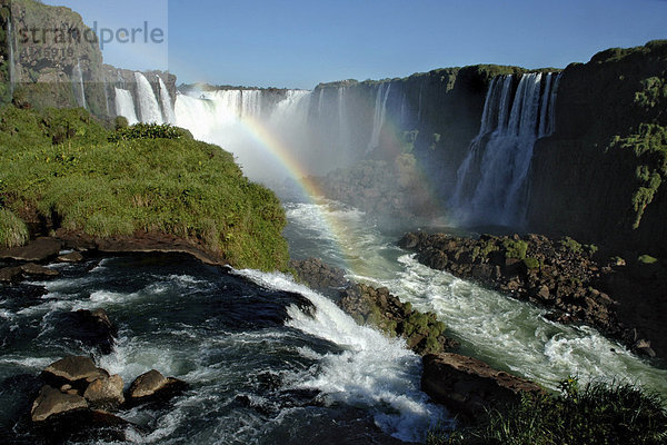 Die Wasserfälle von Iguazu an der Grenze zwischen Brasilien und Argentinien: Kaskaden im Teufelsrachen mit Regenbogen