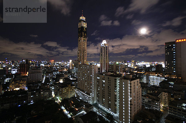 Hochhäuser bei Nacht und Vollmond  Bangkok  Thailand. Bildmitte: Bayoke-Tower