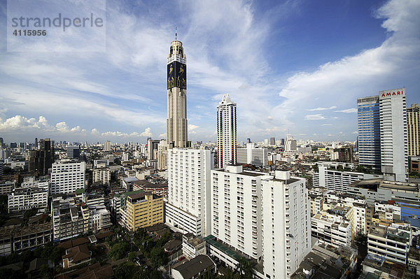 Hochhäuser im Zentrum von Bangkok  Thailand. Bildmitte: Bayoke-Tower mit Johnny Walker Werbung