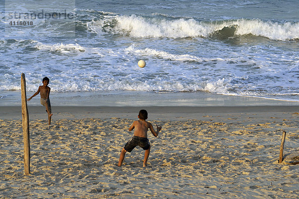 Kinder spielen Fußball am Strand  Iguape bei Fortaleza  Ceara  Brasilien