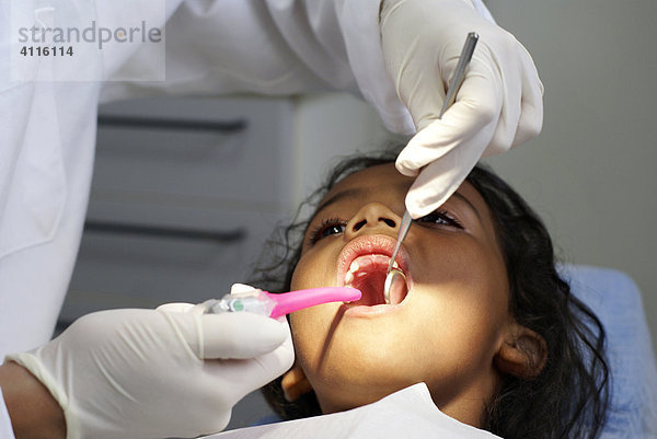 Mädchen beim Zahnarzt  Sao Paulo  Brasilien