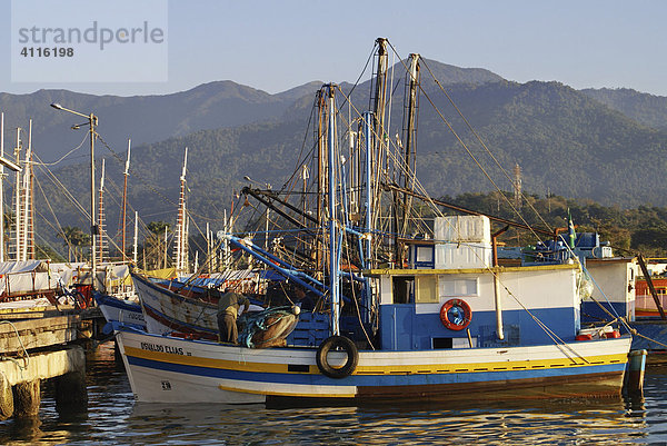 Fischerboote im Hafen von Paraty  Brasilien
