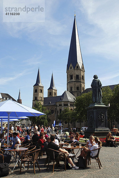 Ausflugsgäste am Münsterplatz und Bonner Münster  Bonn  NRW  Deutschland