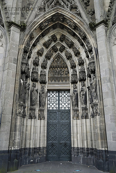 Seitenpforte des Kölner Doms  Köln  NRW  Deutschland
