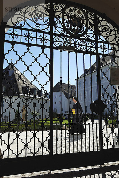 Schmiedeeisernes Tor in der Benediktinerinnenabtei Frauenwörth auf der Fraueninsel im Chiemsee  Chiemgau  Oberbayern  Bayern  Deutschland
