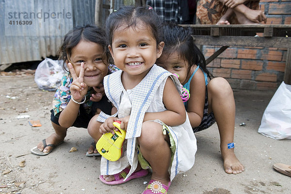 Kinder im Armenviertel Dey Krahom  Phnom Phen  Kambodscha