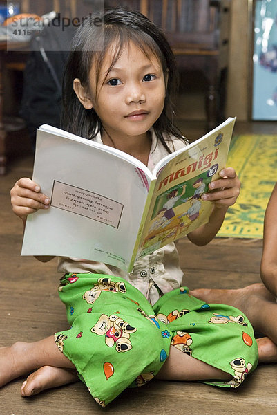 Portrait eines Mädchens mit Schulbuch  Koh Kong Province  Kambodscha