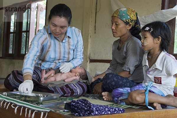Ärtztin untersucht Neugeborenes und wäscht die Nabelschnur  Kou Kou Clinic im Dorf Swe Kou Kou  Flüchtlingsgebiet an der Grenze zu Thailand nahe Maesot  Burma
