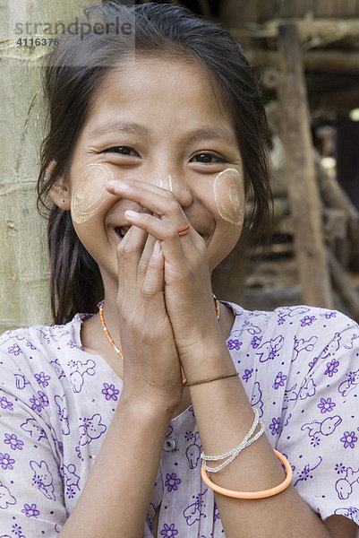 Portrait eines Mädchens  Flüchtlingslager Ei Tu Hta  Flüchtlingsgebiet an der Grenze zu Thailand nahe Mae Sariang  Burma