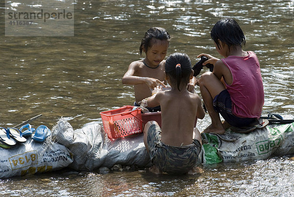 Kinder waschen Wäsche am Fluss  Mae Ra Camp (Lager für burmesische Flüchtlinge)  Maesot  Thailand