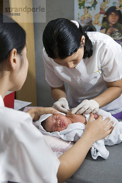 Impfung eines Kleinkindes im Child Health Department der Mae Tao Clinic für Flüchtlinge aus Burma  Maesot  Thailand