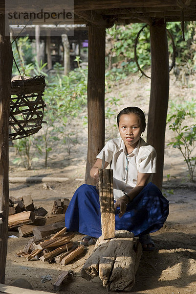 Mädchen hackt Feuerholz  Flüchtlingslager Ei Tu Hta  Flüchtlingsgebiet an der Grenze zu Thailand nahe Mae Sariang  Burma