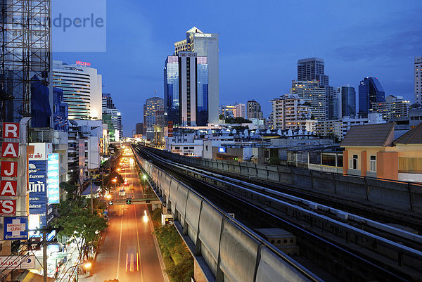 Linie des Sky Train an der Sukhumvit Road bei Nacht  Bangkok  Thailand