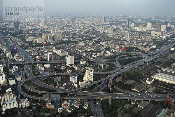 Kreuzung zweier Stadtautobahnen mit verschlungenen Brücken  Blick vom Bayoke Tower  Bangkok  Thailand