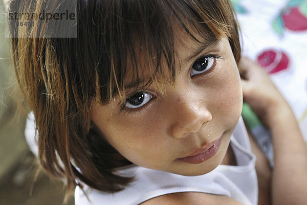 Süßes Mädchen mit Blick nach oben  Amazonas  Brasilien