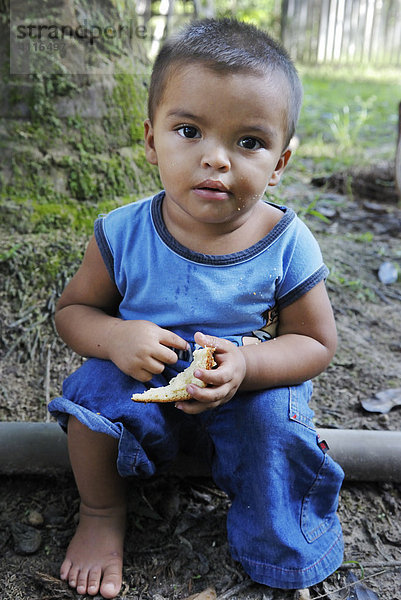 Kleiner Junge ißt Brot  Amazonasbecken  Amapa  Brasilien