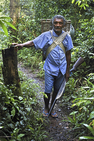 Sammler von Paranüssen (Castanheiro) auf dem Weg zum Kastanienhain im Amazonas-Regenwald  Amapa  Brasilien