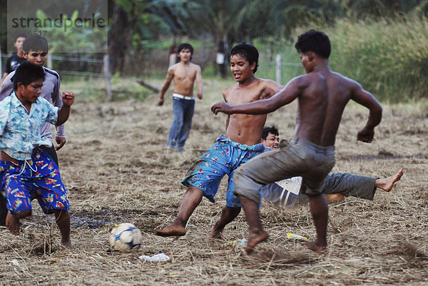 Fußball spielen auf dem Bolzplatz  Kambodscha
