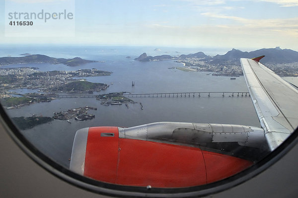 Blick aus dem Flugzeug  Rio de Janeiro  Brasilien