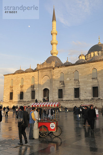 Maronen-Verkäufer vor der Moschee Yeralti Camii  Istanbul  Türkei