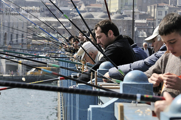 Angler auf der Galata-Brücke  Istanbul  Türkei