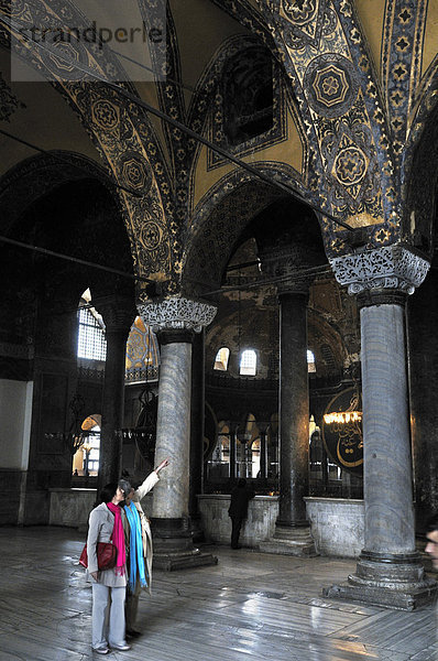 Touristen im Innenraum der Hagia Sophia  Istanbul  Türkei