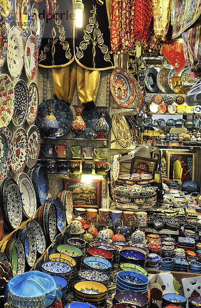 Keramik auf dem großen Basar  Istanbul  Türkei