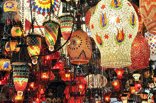Farbige Lampen aus Glas auf dem großen Basar  Istanbul  Türkei