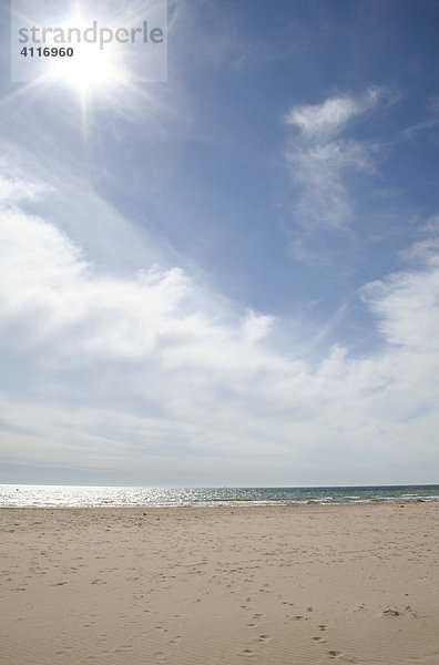 Spanien  El Vendrell  Coma Ruga Einsamer Strand in der Vorsaison  vor Beginn der Urlaubszeit  Costa Dorada