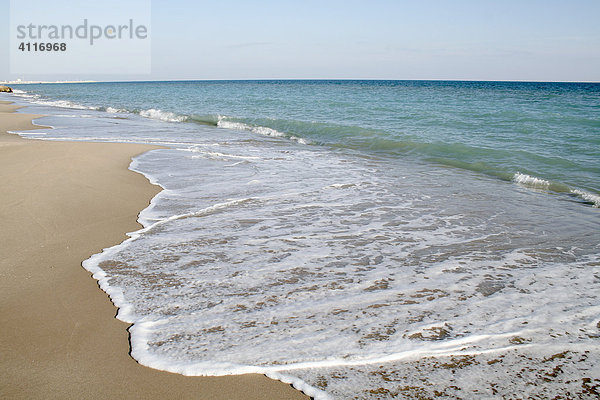 Spanien  El Vendrell  Coma Ruga Einsamer Strand in der Vorsaison  vor Beginn der Urlaubszeit  Costa Dorada