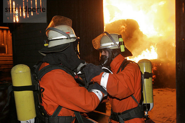 GER  Großsachsen  13.01.2006 Großbrand eines Pferdestalls  Rettungseinsatz der Feuerwehr   Feuerwehrmänner bei der Brandbekämpfung