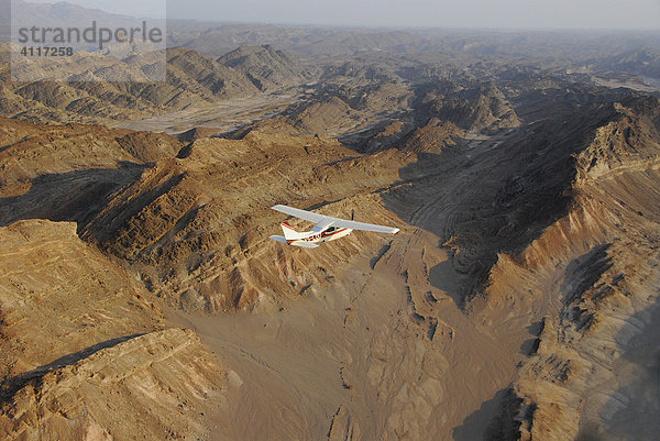 Kleinflugzeug vor Namib-Landschaft bei Kuidas  Skelettküste  Namibia
