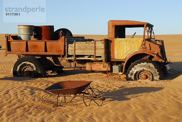 Überreste eines alten Lasters der Marke Ford  Sylvia Hill  Diamantensperrgebiet  Namibia