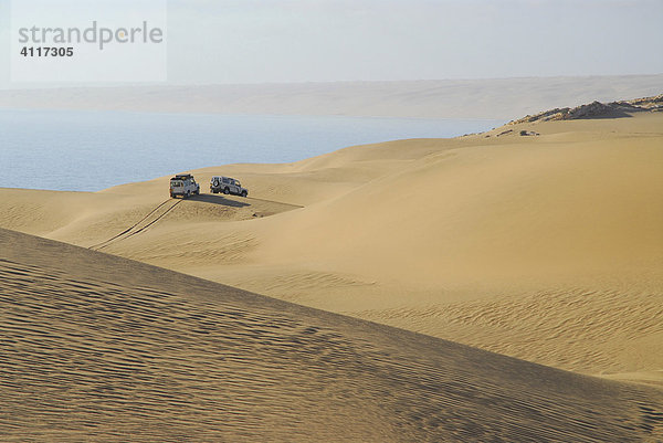 Jeeps in den Dünen bei Sylvia Hill  Diamantensperrgebiet  Namibia