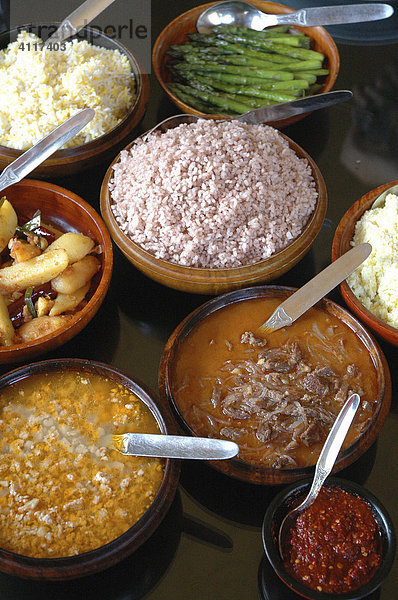 Typische bhutanesische Gerichte: roter Reis  Kartoffeln mit Chili  Spargel  Thimphu  Bhutan