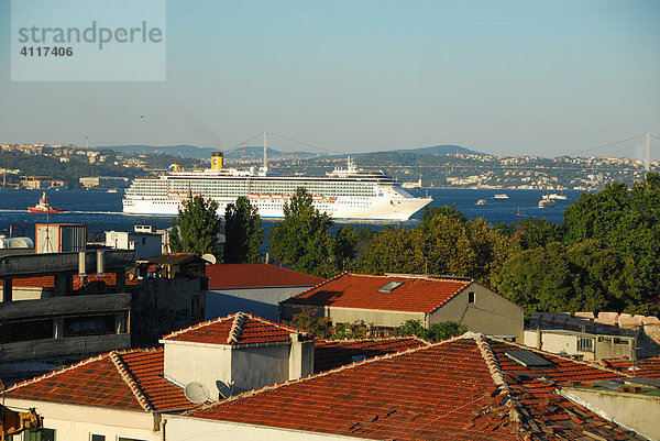 Kreuzfahrtschiff auf dem Bosporus  Istanbul  Türkei