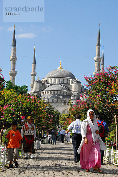 Verschleierte Frau vor der Sultan Ahmed Camii (Blaue Moschee)  Istanbul  Türkei