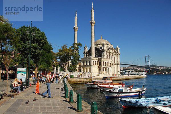 Ortaköy Camii (Ortaköy-Moschee) im spätosmanischen Stil direkt am Bosporus  Istanbul  Türkei