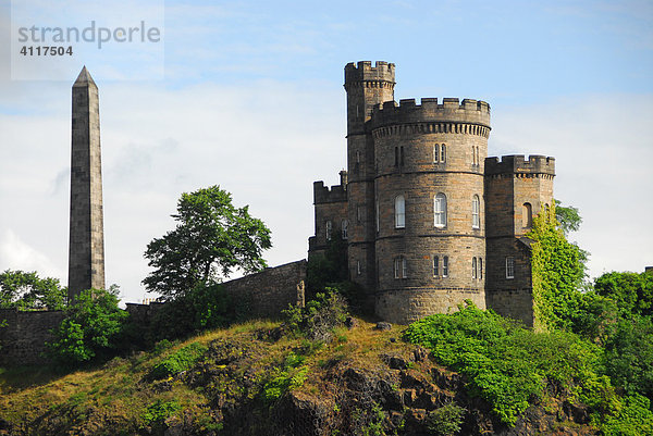 Governor's House und Hamilton's Obelisk  Calton Hill  Edinburgh  Schottland