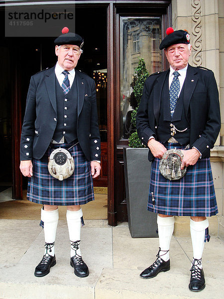 Zwei Schotten im Kilt  Edinburgh  Schottland