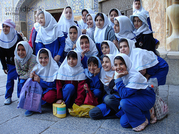 Verschleierte Mädchen in der Meidan-e Imam (Imam-Moschee)  Isfahan  Iran