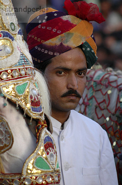 Junger Mann mit Turban auf dem Gangaur-Festival  Jaipur  Rajasthan  Indien