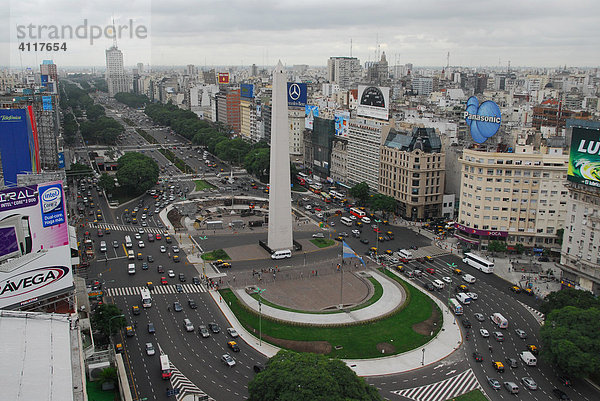 Blick von oben auf die Avenida 9 de Julio - in der Mitte der Obelisk  Buenos Aires  Argentinien