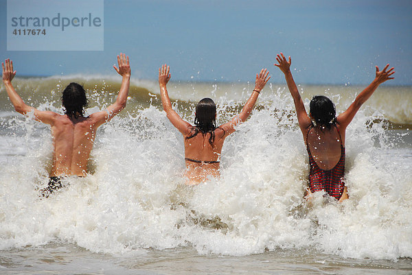 Badende Jugendliche im Atlantik am Strand von Pinamar  Provinz Buenos Aires  Argentinien