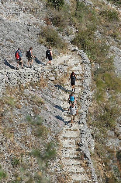 Wandergruppe auf dem maurischen Wanderweg 5000 Stufen zwischen Fleix und Benimaurell  Costa Blanca  Spanien  Europa