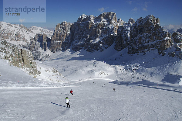 Skifahrer im Skigebiet Lagazuoi  Dolomiten  Italien