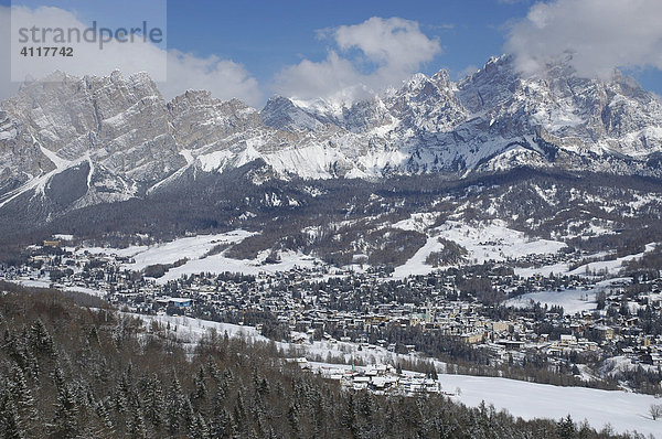 Blick auf das verschneite Cortina d'Ampezzo  Dolomiten  Italien